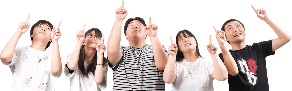 上を指す人々