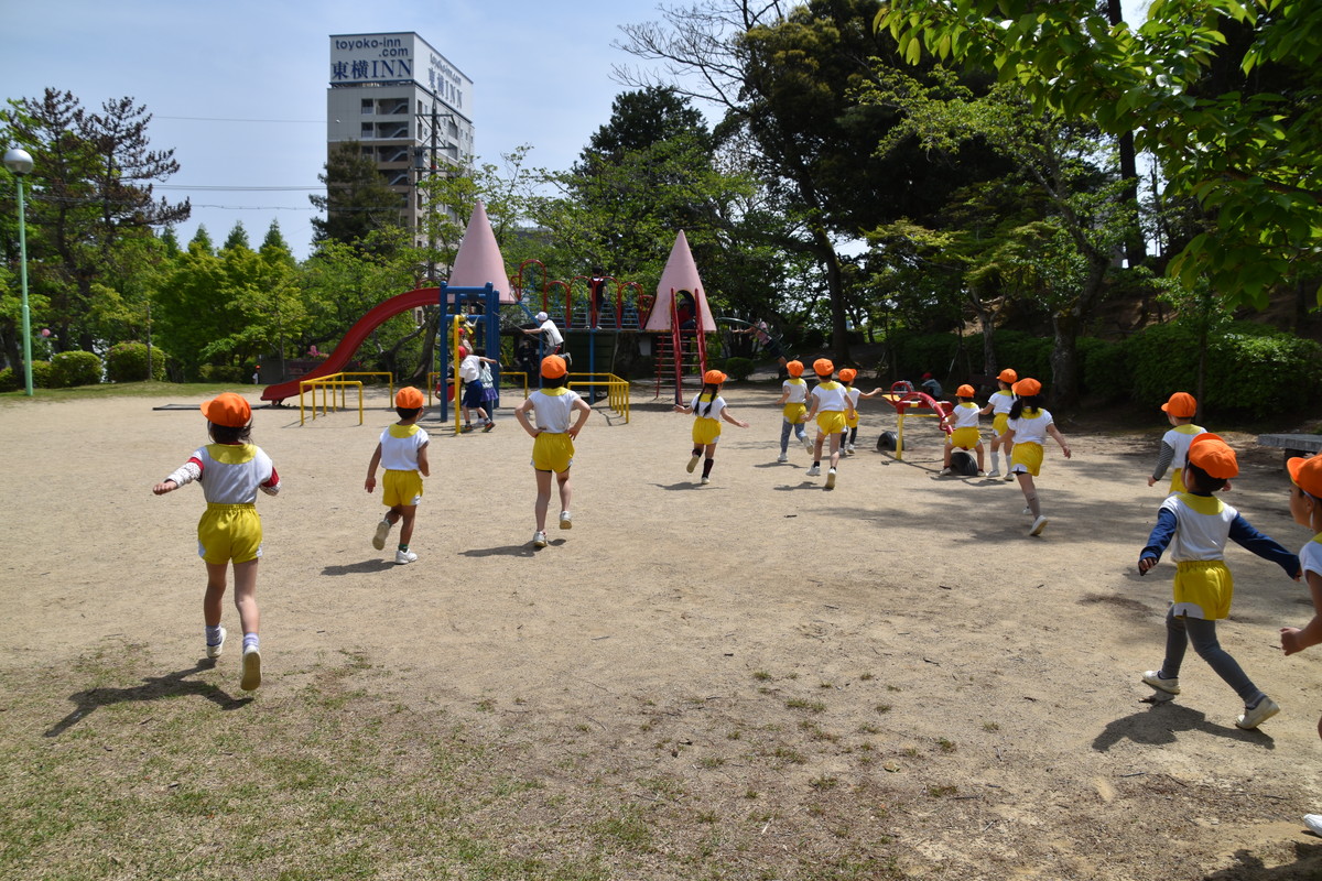 4月21日　年長さん園外保育へ～津偕楽公園～