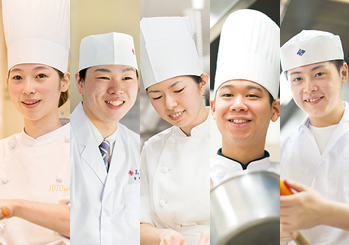 三重県内外の有名ホテル・レストラン・料亭などでは、多くの卒業生が活躍し、高い評価を得ています。