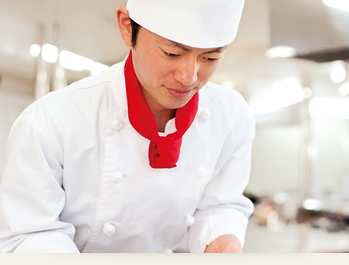 三重調理専門学校には、「調理製菓2年コース」と「調理1年コース」という2つのコースがあります。