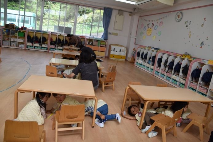 地震の放送を聞いて、机の下に避難しました。