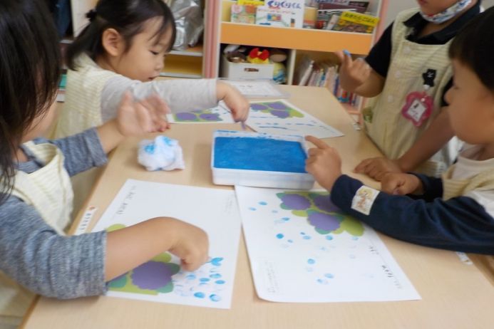 「指スタンプで雨を降らせて～」